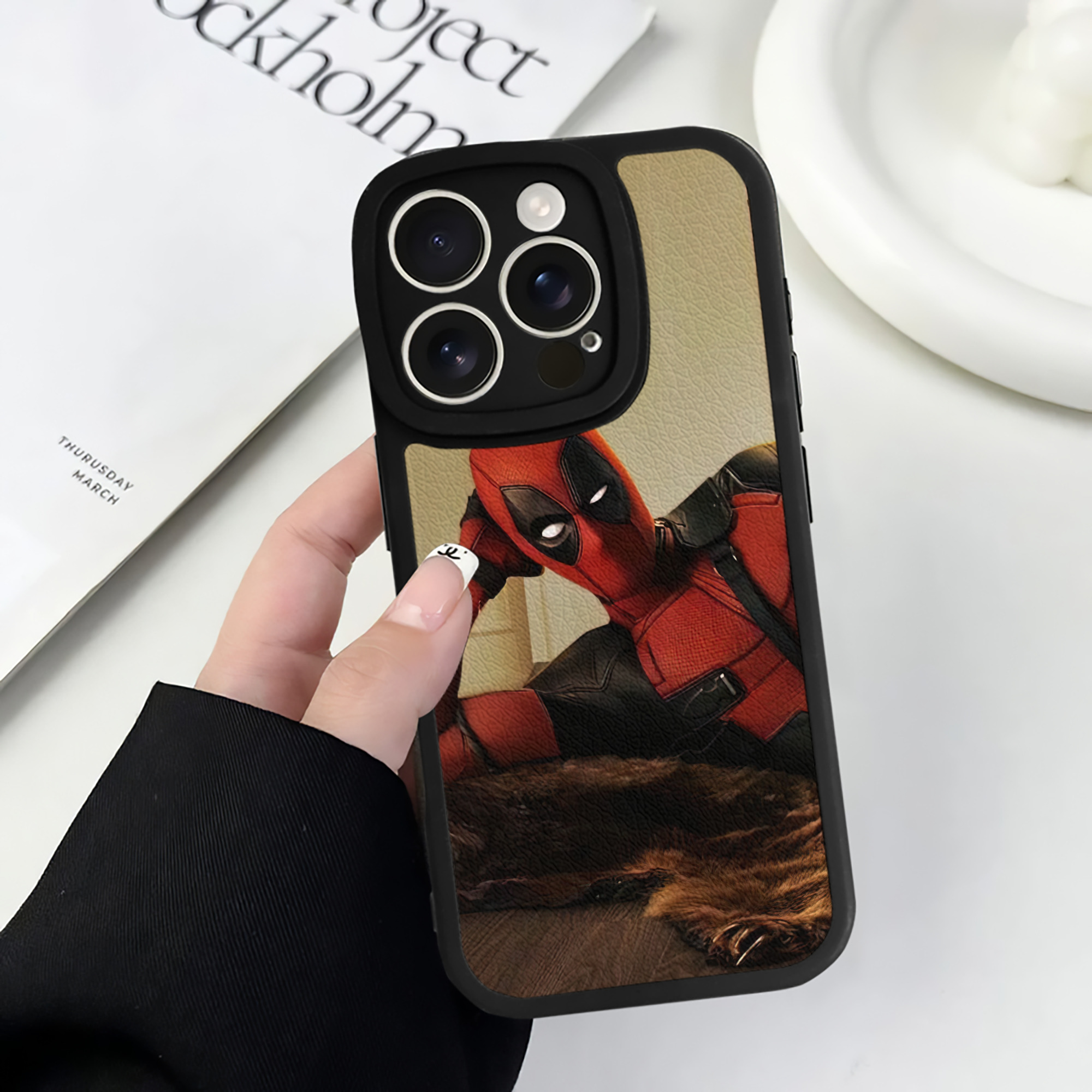 （画像用） Deadpool デッドプール 【iPhone 16シリーズ対応】シリコンスマホケース（レザー調） 材質：シリコン